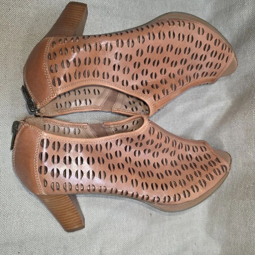 Bella Vita Tan Leather Upper Peep Toe Shoes Size 8.5 Medium